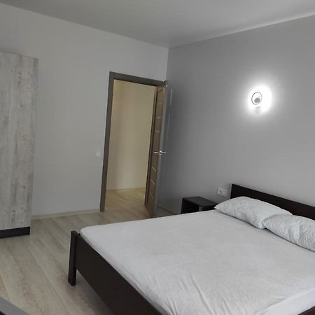 2 Комнатная С Новым Ремонтом, Кондиционером, В Самом Центре Riwne Exterior foto
