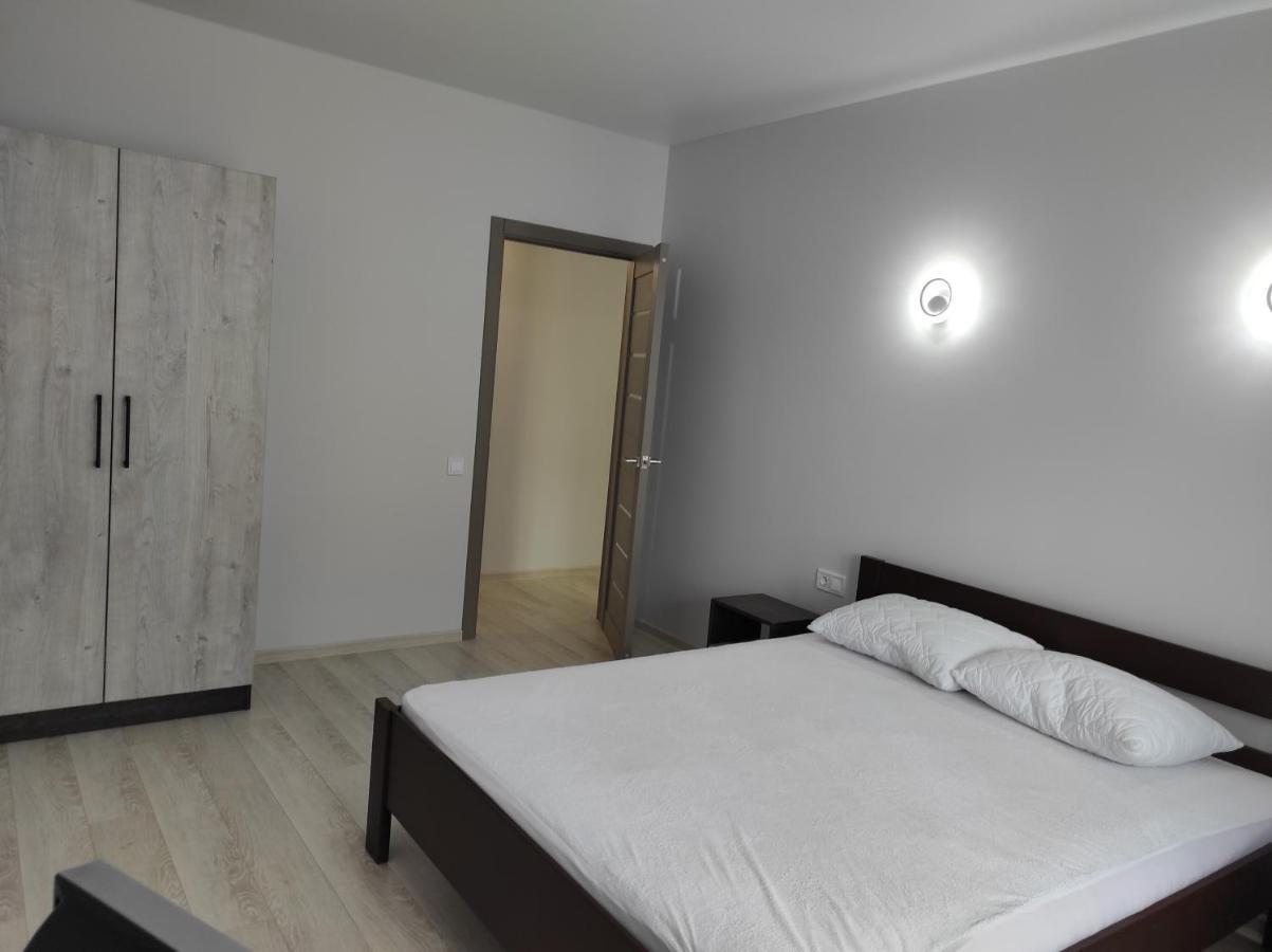 2 Комнатная С Новым Ремонтом, Кондиционером, В Самом Центре Riwne Exterior foto