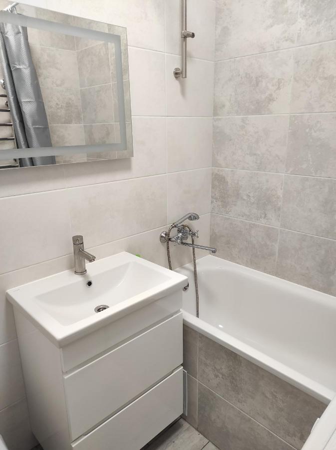 2 Комнатная С Новым Ремонтом, Кондиционером, В Самом Центре Riwne Exterior foto