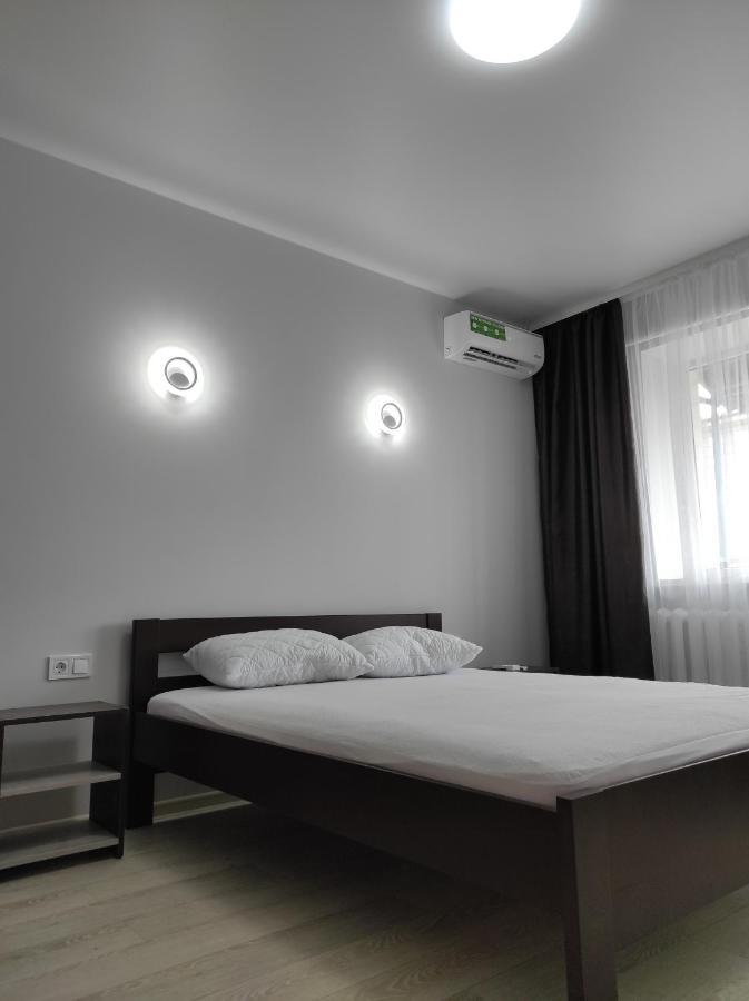 2 Комнатная С Новым Ремонтом, Кондиционером, В Самом Центре Riwne Exterior foto