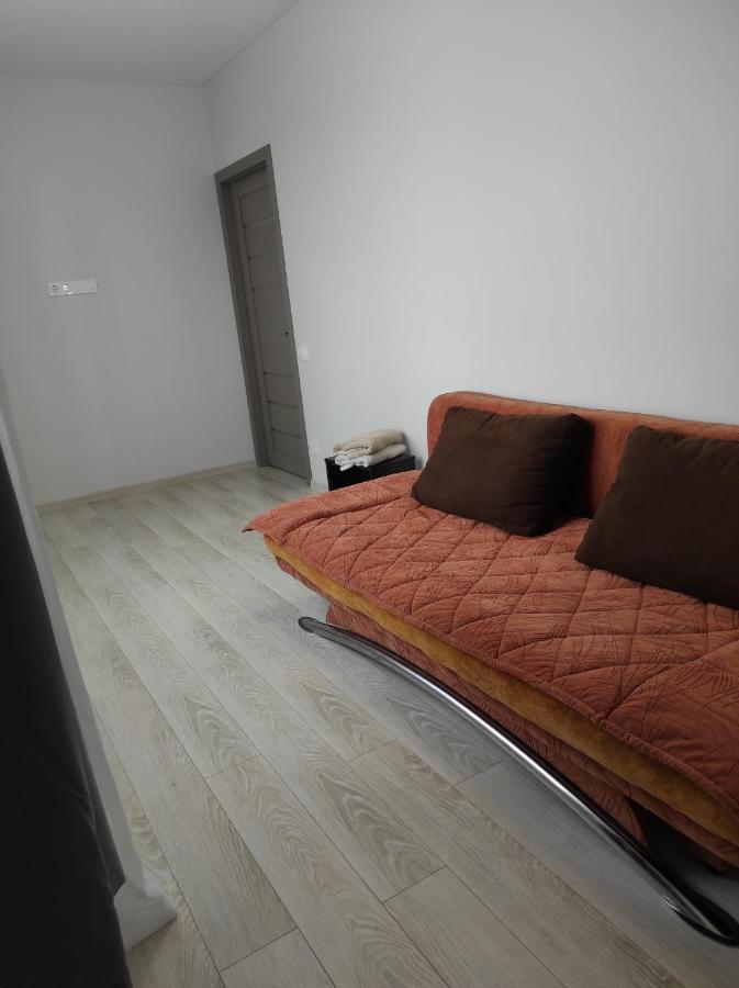 2 Комнатная С Новым Ремонтом, Кондиционером, В Самом Центре Riwne Exterior foto