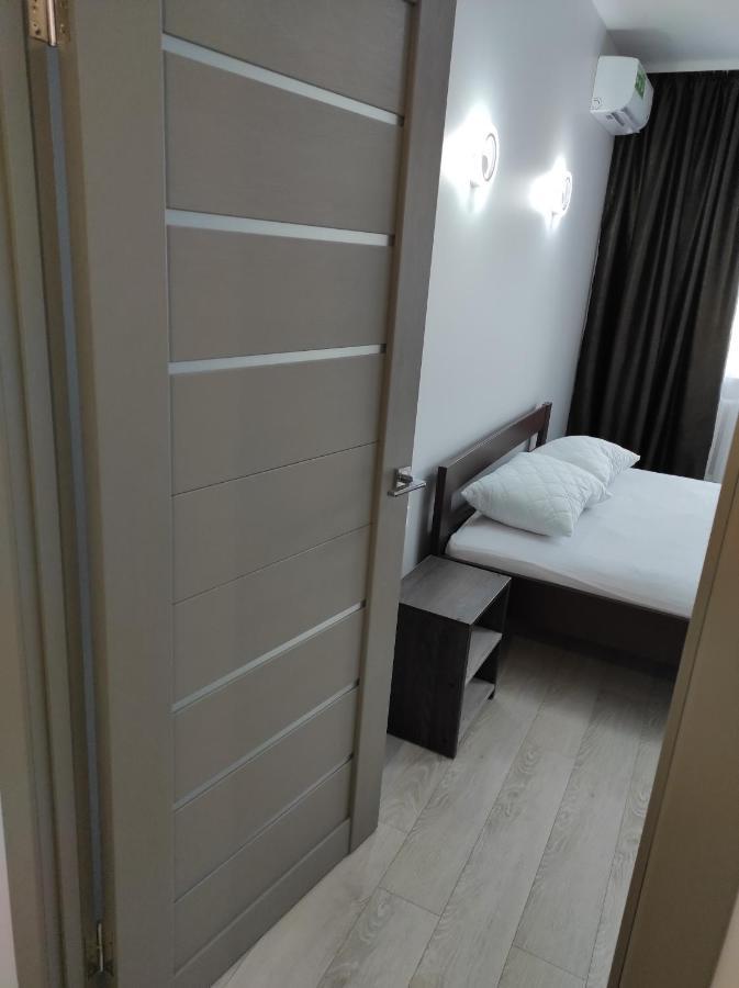 2 Комнатная С Новым Ремонтом, Кондиционером, В Самом Центре Riwne Exterior foto