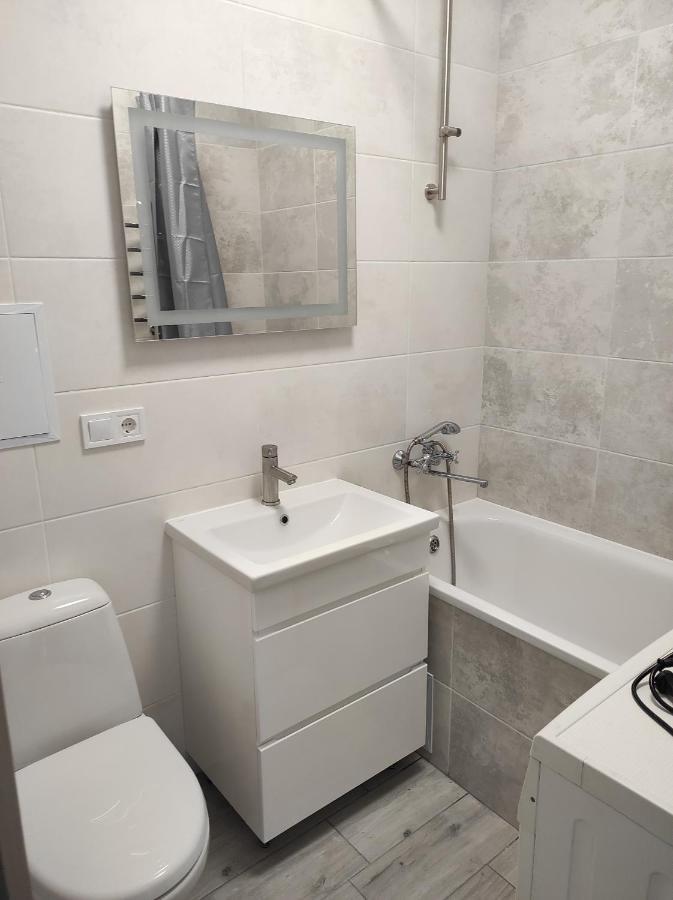 2 Комнатная С Новым Ремонтом, Кондиционером, В Самом Центре Riwne Exterior foto