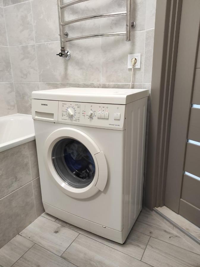 2 Комнатная С Новым Ремонтом, Кондиционером, В Самом Центре Riwne Exterior foto