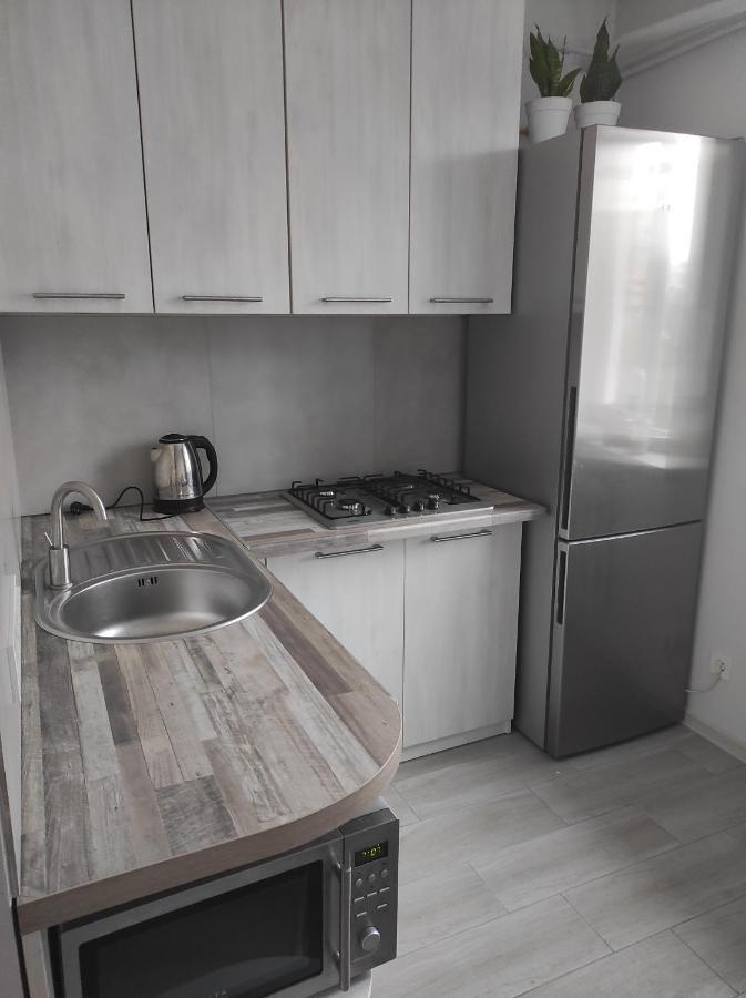 2 Комнатная С Новым Ремонтом, Кондиционером, В Самом Центре Riwne Exterior foto